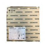 3VA2463-5HL32-0AA0 از سری کلیدهای حفاظتی پیشرفته زیمنس است که برای محافظت از مدارهای الکتریکی، تجهیزات صنعتی و سیستم‌های توزیع برق به‌کار می‌رود. این مدل از سری محبوب 3VA2 بوده و به دلیل طراحی ماژولار، عملکرد دقیق و پشتیبانی از قابلیت‌های حفاظتی گسترده، در پروژه‌های صنعتی، ساختمانی و سیستم‌های اتوماسیون انتخابی حرفه‌ای و قابل‌اعتماد محسوب می‌شود. این کلید برای مدیریت جریان‌های بالا، حفاظت از تجهیزات در برابر اتصال کوتاه و اضافه‌بار، و ایجاد قطع اضطراری در شرایط خطر طراحی شده و به‌عنوان یک عنصر کلیدی در تابلو برق‌های استاندارد شناخته می‌شود.  ویژگی‌های فنی کلید اتوماتیک 3VA2463-5HL32-0AA0  زیمنس این محصول را با بهره‌گیری از فناوری‌های نوین طراحی کرده تا در شرایط مختلف عملکردی دقیق و بدون خطا داشته باشد. این کلید قابلیت تحمل جریان‌های لحظه‌ای بالا را داشته و سیستم تریپ (Trip Unit) آن به‌گونه‌ای تنظیم شده که در برابر خطاهای الکتریکی سریع و دقیق عمل کند.  از مهم‌ترین ویژگی‌های این مدل می‌توان به موارد زیر اشاره کرد:  طراحی ماژولار: امکان افزودن تجهیزات جانبی مانند کنتاکت کمکی، ماژول‌های ارتباطی و واحد هشدار.  حفاظت قابل تنظیم: پشتیبانی از تنظیم دقیق مقادیر اضافه‌بار و اتصال کوتاه برای سازگاری با شرایط مختلف پروژه.  بدنه مقاوم: ساخته‌شده از متریال مستحکم برای عملکرد پایدار در محیط‌های صنعتی.  قطع و وصل مطمئن: مکانیزم داخلی کلید سرعت پاسخ‌دهی بالایی دارد و از آسیب به تجهیزات جلوگیری می‌کند.  سازگاری با استانداردهای IEC و UL: این ویژگی باعث شده استفاده از این کلید در پروژه‌های بین‌المللی امکان‌پذیر باشد.  موارد استفاده کلید 3VA2463-5HL32-0AA0  این کلید کمباین شده زیمنس در کاربردهای متنوع صنعتی و ساختمانی مورد استفاده قرار می‌گیرد و نقش مهمی در افزایش ایمنی سیستم ایفا می‌کند. مهم‌ترین کاربردها عبارت‌اند از:  ۱. تابلو برق‌های صنعتی  برای حفاظت از خطوط قدرت، موتورهای بزرگ و تجهیزات حساس که نیاز به قطع سریع دارند.  ۲. سیستم‌های نیروگاهی و توزیع برق  در پست‌های برق، دیتاسنترها و مراکز حساس که پایداری جریان و جلوگیری از خطا اهمیت زیادی دارد.  ۳. ساختمان‌های تجاری و اداری  برای حفاظت از تجهیزات سرمایشی، گرمایشی، آسانسور، پمپ‌ها و سیستم روشنایی.  ۴. صنایع مکانیک و ماشین‌آلات  در محیط‌هایی با نوسان بار و جریان بالا، استفاده از کلیدهای 3VA2 کارایی سیستم را بهبود می‌دهد.  ۵. پروژه‌های اتوماسیون هوشمند  این مدل قابلیت اتصال به سیستم‌های کنترلی و شبکه‌های صنعتی را دارد.  مزایای استفاده از مدل 3VA2463-5HL32-0AA0  دلایل بسیاری وجود دارد که این مدل را به یکی از پرفروش‌ترین کلیدهای زیمنس تبدیل کرده است. مهم‌ترین مزایا عبارت‌اند از:  ایمنی بالا و عملکرد دقیق: جلوگیری از سوختن تجهیزات و کاهش خطرات الکتریکی.  قابلیت مانیتورینگ: سازگار با ماژول‌های اندازه‌گیری و پروتکل‌های ارتباطی زیمنس.  صرفه‌جویی در انرژی: طراحی داخلی باعث کاهش تلفات حرارتی و افزایش راندمان شده است.  نصب و سیم‌کشی آسان: ساختار ماژولار به نصاب‌ها امکان می‌دهد تجهیزات جانبی را بدون پیچیدگی اضافه کنند.  پایداری طولانی‌مدت: کلیدهای سری 3VA2 به‌طور خاص برای کار در پروژه‌های سنگین طراحی شده‌اند.  نکات مهم هنگام خرید کلید 3VA2463-5HL32-0AA0  قبل از خرید این محصول بهتر است به چند نکته توجه کنید تا انتخاب دقیق‌تری داشته باشید:  جریان نامی مدار و توان مصرفی دستگاه‌های متصل باید با مشخصات کلید هماهنگ باشد.  اگر محیط نصب دارای دمای بالا یا لرزش زیاد است، انتخاب تجهیزات جانبی مناسب ضروری است.  نوع حفاظت (قابل تنظیم یا ثابت) باید مطابق با نیاز پروژه انتخاب شود.  از نسخه‌های غیراصل یا فاقد هولوگرام زیمنس استفاده نکنید؛ زیرا عملکرد حفاظتی کلید مستقیماً با ایمنی پروژه مرتبط است.  قیمت و خرید کلید اتوماتیک 3VA2463-5HL32-0AA0  قیمت 3VA2463-5HL32-0AA0 بسته به شرایط بازار، نوسانات ارزی، موجودی وارداتی و سال تولید متفاوت است. به دلیل تخصصی بودن این کلید و وابستگی آن به استانداردهای ایمنی، خرید نسخه‌های غیر اصل می‌تواند خطرات جدی برای تجهیزات صنعتی ایجاد کند. بنابراین استعلام قیمت روز و خرید از فروشگاه معتبر اهمیت بسیار زیادی دارد.  در فروشگاه مهر آریا این محصول با تضمین اصالت، پشتیبانی تخصصی، ارائه مشاوره فنی و امکان انتخاب تجهیزات جانبی مرتبط عرضه می‌شود. همچنین امکان دریافت قیمت لحظه‌ای، استعلام موجودی و ارسال سریع کالا فراهم است. خرید نسخه اصلی این محصول باعث افزایش ایمنی تابلو برق و جلوگیری از هزینه‌های تعمیر و خسارت‌های ناشی از خطا خواهد شد.