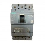 3VA2463-5HL32-0AA0 از سری کلیدهای حفاظتی پیشرفته زیمنس است که برای محافظت از مدارهای الکتریکی، تجهیزات صنعتی و سیستم‌های توزیع برق به‌کار می‌رود. این مدل از سری محبوب 3VA2 بوده و به دلیل طراحی ماژولار، عملکرد دقیق و پشتیبانی از قابلیت‌های حفاظتی گسترده، در پروژه‌های صنعتی، ساختمانی و سیستم‌های اتوماسیون انتخابی حرفه‌ای و قابل‌اعتماد محسوب می‌شود. این کلید برای مدیریت جریان‌های بالا، حفاظت از تجهیزات در برابر اتصال کوتاه و اضافه‌بار، و ایجاد قطع اضطراری در شرایط خطر طراحی شده و به‌عنوان یک عنصر کلیدی در تابلو برق‌های استاندارد شناخته می‌شود.  ویژگی‌های فنی کلید اتوماتیک 3VA2463-5HL32-0AA0  زیمنس این محصول را با بهره‌گیری از فناوری‌های نوین طراحی کرده تا در شرایط مختلف عملکردی دقیق و بدون خطا داشته باشد. این کلید قابلیت تحمل جریان‌های لحظه‌ای بالا را داشته و سیستم تریپ (Trip Unit) آن به‌گونه‌ای تنظیم شده که در برابر خطاهای الکتریکی سریع و دقیق عمل کند.  از مهم‌ترین ویژگی‌های این مدل می‌توان به موارد زیر اشاره کرد:  طراحی ماژولار: امکان افزودن تجهیزات جانبی مانند کنتاکت کمکی، ماژول‌های ارتباطی و واحد هشدار.  حفاظت قابل تنظیم: پشتیبانی از تنظیم دقیق مقادیر اضافه‌بار و اتصال کوتاه برای سازگاری با شرایط مختلف پروژه.  بدنه مقاوم: ساخته‌شده از متریال مستحکم برای عملکرد پایدار در محیط‌های صنعتی.  قطع و وصل مطمئن: مکانیزم داخلی کلید سرعت پاسخ‌دهی بالایی دارد و از آسیب به تجهیزات جلوگیری می‌کند.  سازگاری با استانداردهای IEC و UL: این ویژگی باعث شده استفاده از این کلید در پروژه‌های بین‌المللی امکان‌پذیر باشد.  موارد استفاده کلید 3VA2463-5HL32-0AA0  این کلید کمباین شده زیمنس در کاربردهای متنوع صنعتی و ساختمانی مورد استفاده قرار می‌گیرد و نقش مهمی در افزایش ایمنی سیستم ایفا می‌کند. مهم‌ترین کاربردها عبارت‌اند از:  ۱. تابلو برق‌های صنعتی  برای حفاظت از خطوط قدرت، موتورهای بزرگ و تجهیزات حساس که نیاز به قطع سریع دارند.  ۲. سیستم‌های نیروگاهی و توزیع برق  در پست‌های برق، دیتاسنترها و مراکز حساس که پایداری جریان و جلوگیری از خطا اهمیت زیادی دارد.  ۳. ساختمان‌های تجاری و اداری  برای حفاظت از تجهیزات سرمایشی، گرمایشی، آسانسور، پمپ‌ها و سیستم روشنایی.  ۴. صنایع مکانیک و ماشین‌آلات  در محیط‌هایی با نوسان بار و جریان بالا، استفاده از کلیدهای 3VA2 کارایی سیستم را بهبود می‌دهد.  ۵. پروژه‌های اتوماسیون هوشمند  این مدل قابلیت اتصال به سیستم‌های کنترلی و شبکه‌های صنعتی را دارد.  مزایای استفاده از مدل 3VA2463-5HL32-0AA0  دلایل بسیاری وجود دارد که این مدل را به یکی از پرفروش‌ترین کلیدهای زیمنس تبدیل کرده است. مهم‌ترین مزایا عبارت‌اند از:  ایمنی بالا و عملکرد دقیق: جلوگیری از سوختن تجهیزات و کاهش خطرات الکتریکی.  قابلیت مانیتورینگ: سازگار با ماژول‌های اندازه‌گیری و پروتکل‌های ارتباطی زیمنس.  صرفه‌جویی در انرژی: طراحی داخلی باعث کاهش تلفات حرارتی و افزایش راندمان شده است.  نصب و سیم‌کشی آسان: ساختار ماژولار به نصاب‌ها امکان می‌دهد تجهیزات جانبی را بدون پیچیدگی اضافه کنند.  پایداری طولانی‌مدت: کلیدهای سری 3VA2 به‌طور خاص برای کار در پروژه‌های سنگین طراحی شده‌اند.  نکات مهم هنگام خرید کلید 3VA2463-5HL32-0AA0  قبل از خرید این محصول بهتر است به چند نکته توجه کنید تا انتخاب دقیق‌تری داشته باشید:  جریان نامی مدار و توان مصرفی دستگاه‌های متصل باید با مشخصات کلید هماهنگ باشد.  اگر محیط نصب دارای دمای بالا یا لرزش زیاد است، انتخاب تجهیزات جانبی مناسب ضروری است.  نوع حفاظت (قابل تنظیم یا ثابت) باید مطابق با نیاز پروژه انتخاب شود.  از نسخه‌های غیراصل یا فاقد هولوگرام زیمنس استفاده نکنید؛ زیرا عملکرد حفاظتی کلید مستقیماً با ایمنی پروژه مرتبط است.  قیمت و خرید کلید اتوماتیک 3VA2463-5HL32-0AA0  قیمت 3VA2463-5HL32-0AA0 بسته به شرایط بازار، نوسانات ارزی، موجودی وارداتی و سال تولید متفاوت است. به دلیل تخصصی بودن این کلید و وابستگی آن به استانداردهای ایمنی، خرید نسخه‌های غیر اصل می‌تواند خطرات جدی برای تجهیزات صنعتی ایجاد کند. بنابراین استعلام قیمت روز و خرید از فروشگاه معتبر اهمیت بسیار زیادی دارد.  در فروشگاه مهر آریا این محصول با تضمین اصالت، پشتیبانی تخصصی، ارائه مشاوره فنی و امکان انتخاب تجهیزات جانبی مرتبط عرضه می‌شود. همچنین امکان دریافت قیمت لحظه‌ای، استعلام موجودی و ارسال سریع کالا فراهم است. خرید نسخه اصلی این محصول باعث افزایش ایمنی تابلو برق و جلوگیری از هزینه‌های تعمیر و خسارت‌های ناشی از خطا خواهد شد.